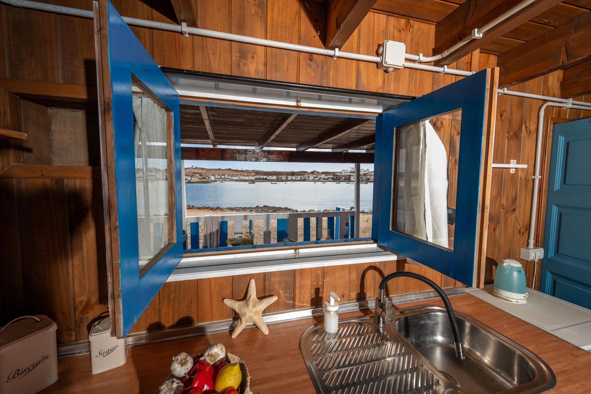 Cabin In Front Of Idyllic Majanicho Beach Екстериор снимка