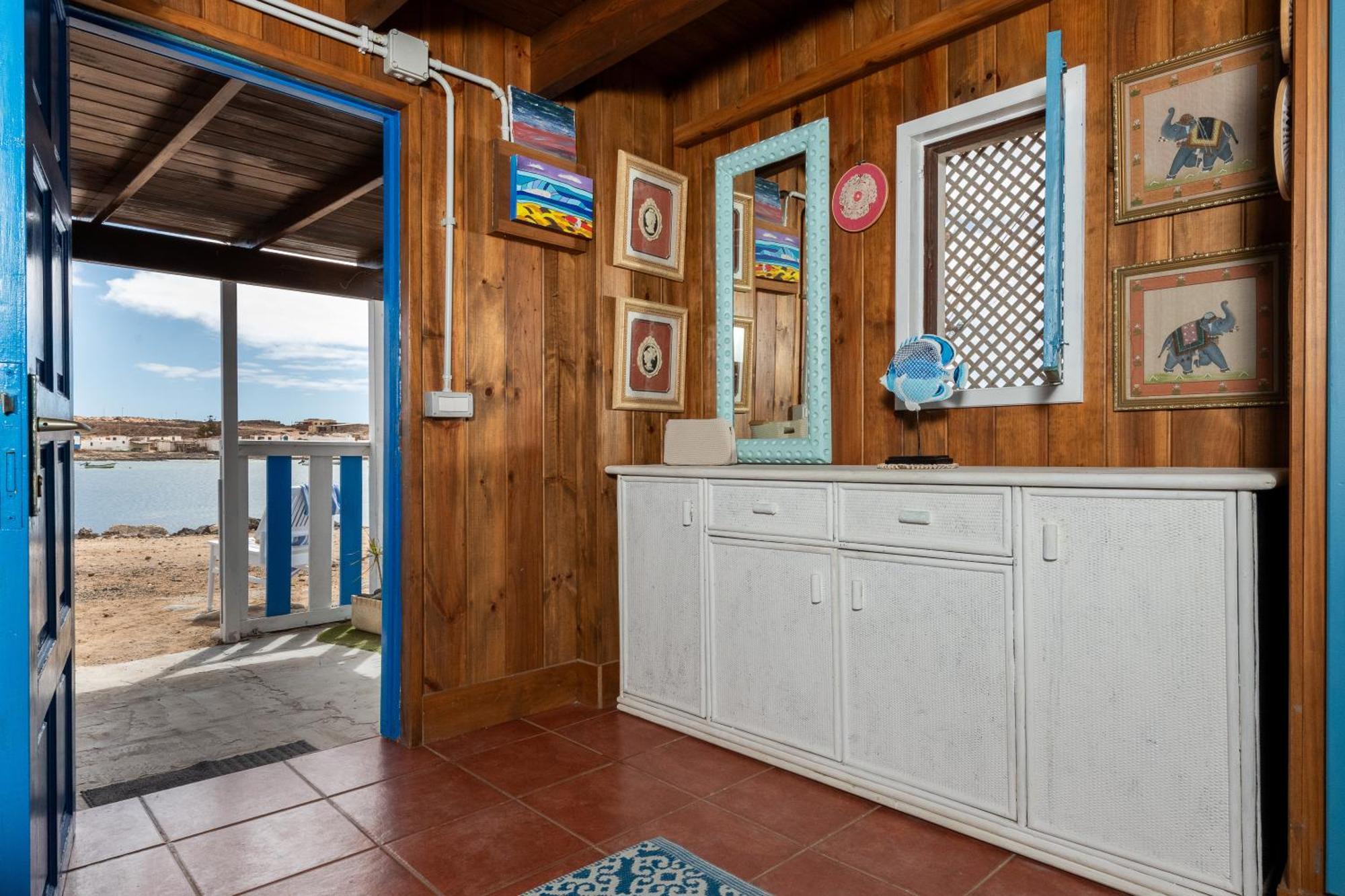 Cabin In Front Of Idyllic Majanicho Beach Екстериор снимка